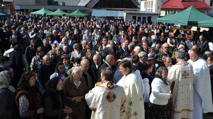 Doi ierarhi greco-catolici au sfințit noua biserică de lemn din parohia Săpânța