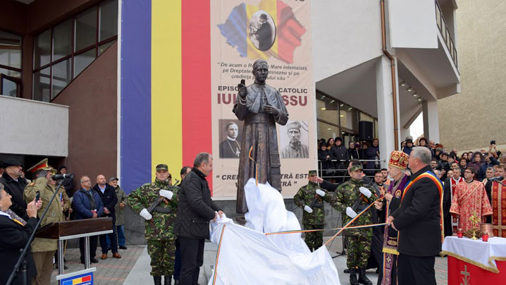 O statuie a Cardinalului Hossu binecuvântată la Bistrița