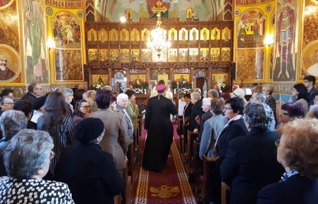 PS Claudiu în mijlocul credincioșilor parohiei Blaj II (Capela Arhiereilor), aprilie 2019