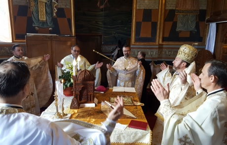 PS Claudiu în mijlocul credincioșilor parohiei Blaj II (Capela Arhiereilor), aprilie 2019