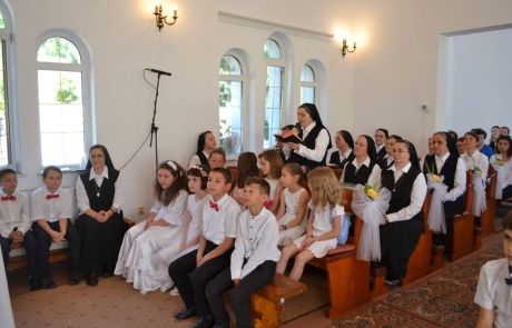 Prima Împărtășanie a 15 copii la mănăstirea CMD din Cluj