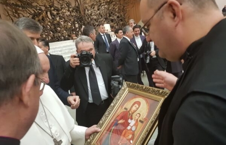 Papa Francisc a primit în dar o copie fidelă a icoanei de la Peleș
