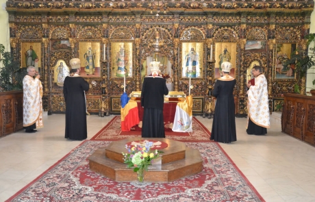 Așezarea osemintelor Mitropolitului Atanasie Anghel și ale Episcopului Ioan Inochentie Micu Klein în altarul Catedralei Sfânta Treime din Blaj