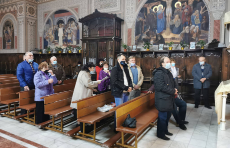 Preasfințitul Alexandru felicitat cu ocazia aniversării zilei de naștere de credincioșii și corul Catedralei din Lugoj