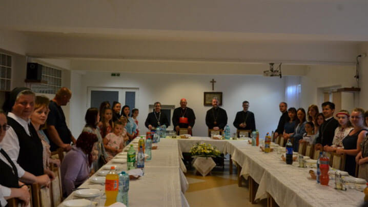 Cardinalul Leonardo Sandri, la cină cu refugiații, în casa Surorilor CMD din Sighet: „Darul Papei este doar unul dintre semnele de generozitate ale Sfântului Părinte”