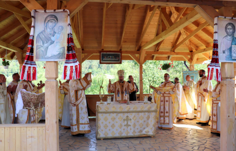 Un vis împlinit: Sfințirea, de către PS Claudiu, a noii biserici din parohia Morlaca