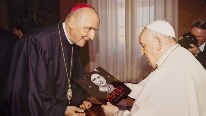 Albumul sopranei Zeani, dăruit Papei de Preasfințitul Episcop Virgil Bercea
