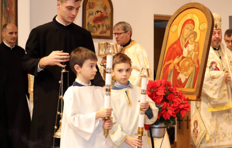 A II-a zi de Crăciun, PS Claudiu în mijlocul copiilor parohiei „Sf. Iosif” din cart. Andrei Mureșanu