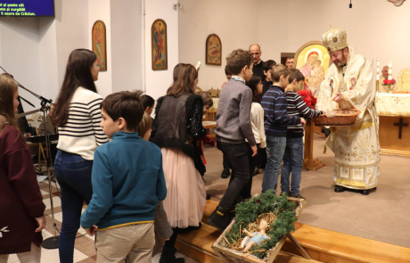 A II-a zi de Crăciun, PS Claudiu în mijlocul copiilor parohiei „Sf. Iosif” din cart. Andrei Mureșanu